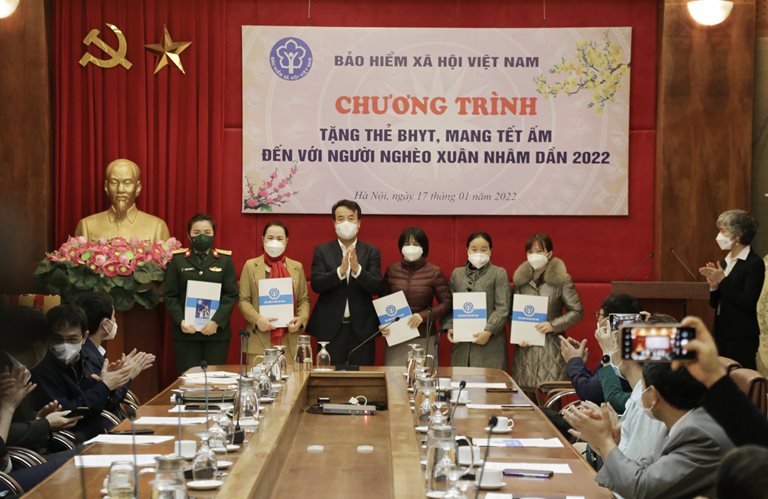 Đại diện c&amp;aacute;c ph&amp;ograve;ng c&amp;ocirc;ng t&amp;aacute;c x&amp;atilde; hội tại c&amp;aacute;c bệnh viện tuyến trung ương nhận c&amp;aacute;c phần qu&amp;agrave; từ Chương tr&amp;igrave;nh để gửi đến c&amp;aacute;c bệnh nh&amp;acirc;n