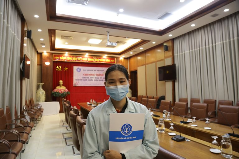 Chị Đồng Thị Hồng cảm ơn về phần qu&amp;agrave; BHXH Việt Nam trao tặng