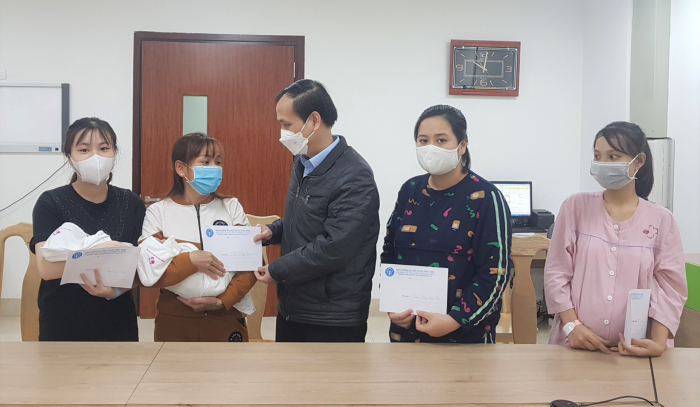 Ph&amp;oacute; Gi&amp;aacute;m đốc Bảo hiểm X&amp;atilde; hội tỉnh Ph&amp;uacute; Thọ- Trần Xu&amp;acirc;n Long tặng qu&amp;agrave; cho c&amp;aacute;c bệnh nh&amp;acirc;n đang điều trị tại Bệnh viện Sản - Nhi tỉnh