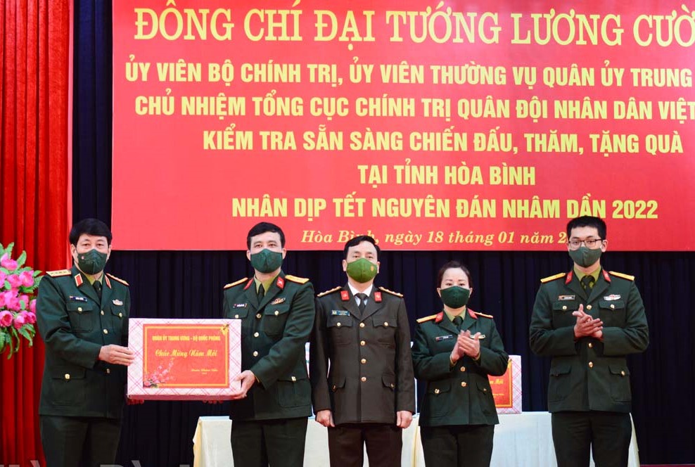 Đại tướng Lương Cường, Ủy vi&amp;ecirc;n Bộ Ch&amp;iacute;nh trị, Ủy vi&amp;ecirc;n Thường vụ Qu&amp;acirc;n ủy T.Ư, Chủ nhiệm Tổng cục Ch&amp;iacute;nh trị Qu&amp;acirc;n đội nh&amp;acirc;n d&amp;acirc;n Việt Nam tặng qu&amp;agrave; c&amp;aacute;n bộ, chiến sỹ Bộ CHQS tỉnh, C&amp;ocirc;ng an tỉnh, lực lượng tuyến đầu chống dịch.