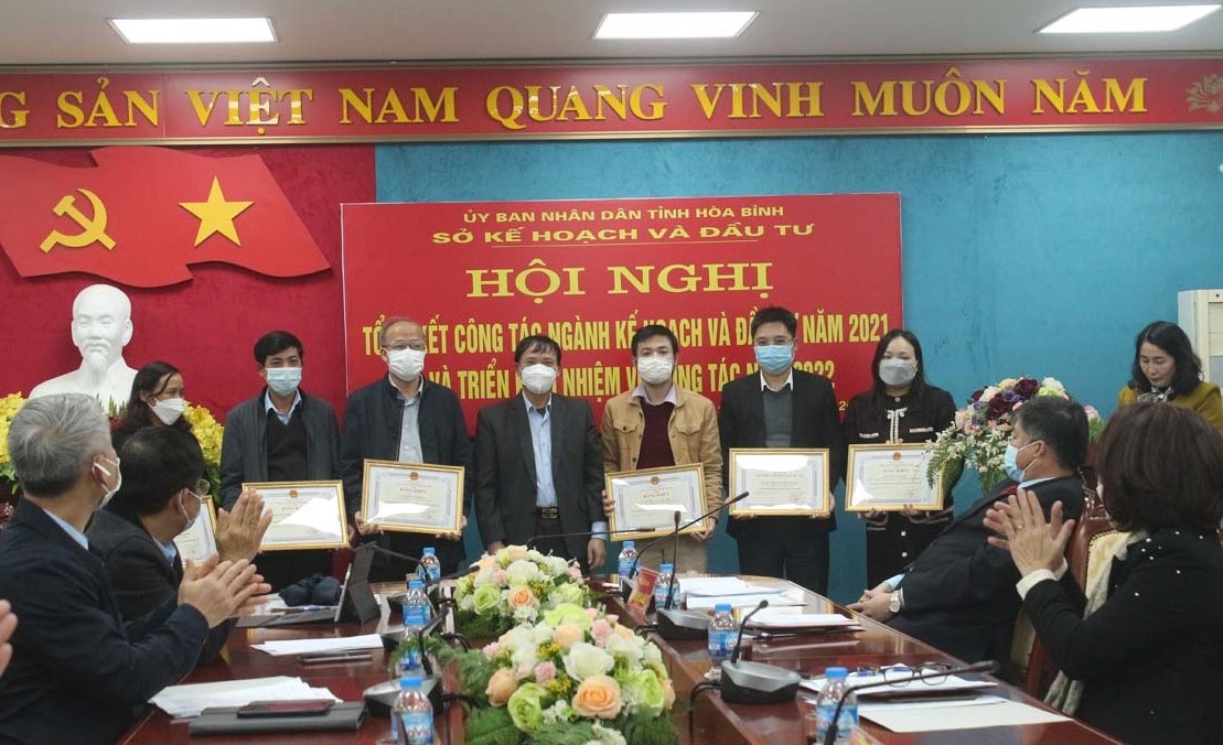 Đồng ch&amp;iacute; B&amp;ugrave;i Văn Kh&amp;aacute;nh, Ph&amp;oacute; B&amp;iacute; thư Tỉnh ủy, Chủ tịch UBND tỉnh tặng bằng khen của UBND tỉnh cho c&amp;aacute;c tập thể, c&amp;aacute; nh&amp;acirc;n c&amp;oacute; th&amp;agrave;nh t&amp;iacute;ch xuất sắc.