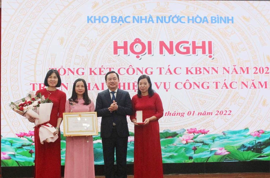 Thừa ủy quyền của Chủ tịch nước, Ph&amp;oacute; Chủ tịch UBND tỉnh H&amp;ograve;a B&amp;igrave;nh Qu&amp;aacute;ch Tất Li&amp;ecirc;m trao Hu&amp;acirc;n chương Lao động hạng nh&amp;igrave; cho Ph&amp;ograve;ng Kế to&amp;aacute;n Nh&amp;agrave; nước (KBNN tỉnh).