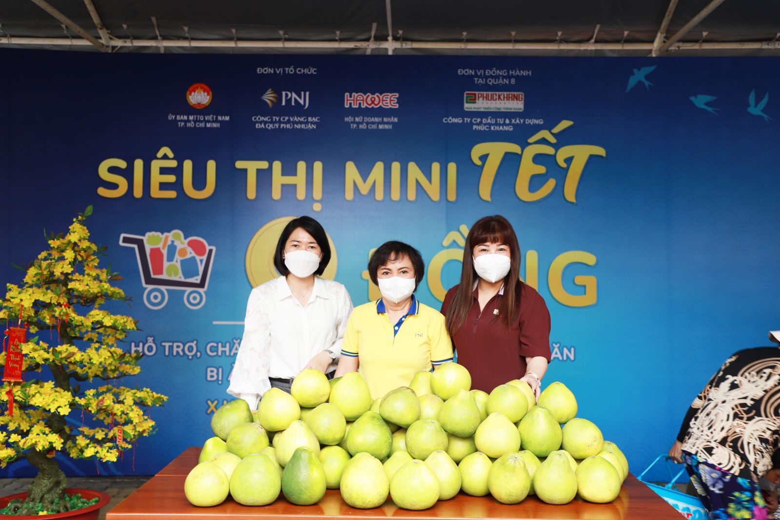 B&amp;agrave; Lưu Thị Thanh Mẫu (b&amp;igrave;a tr&amp;aacute;i) c&amp;ugrave;ng b&amp;agrave; Cao Thị Ngọc Dung - CT HĐQT Tập đo&amp;agrave;n PNJ (&amp;aacute;o v&amp;agrave;ng) trong sự kiện khai mạc &amp;ldquo;Si&amp;ecirc;u thị mini Tết 0 đồng&amp;rdquo; tại quận 8, TP.HCM