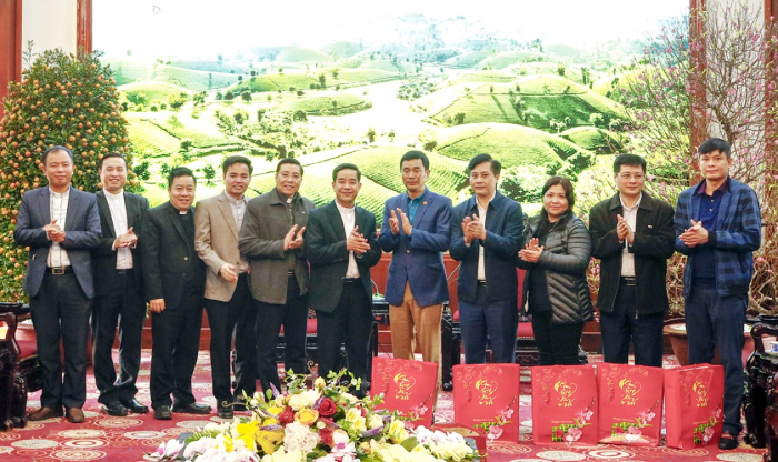C&amp;aacute;c linh mục T&amp;ograve;a Gi&amp;aacute;m mục Hưng H&amp;oacute;a tặng qu&amp;agrave;, ch&amp;uacute;c Tết tỉnh Ph&amp;uacute; Thọ
