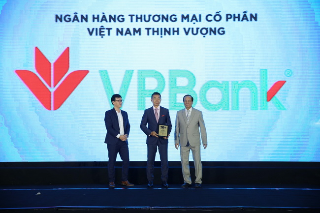 &amp;Ocirc;ng Phạm Ph&amp;uacute; Kh&amp;ocirc;i - Ph&amp;oacute; Tổng GĐ VPBank đại diện ng&amp;acirc;n h&amp;agrave;ng nhận danh hiệu