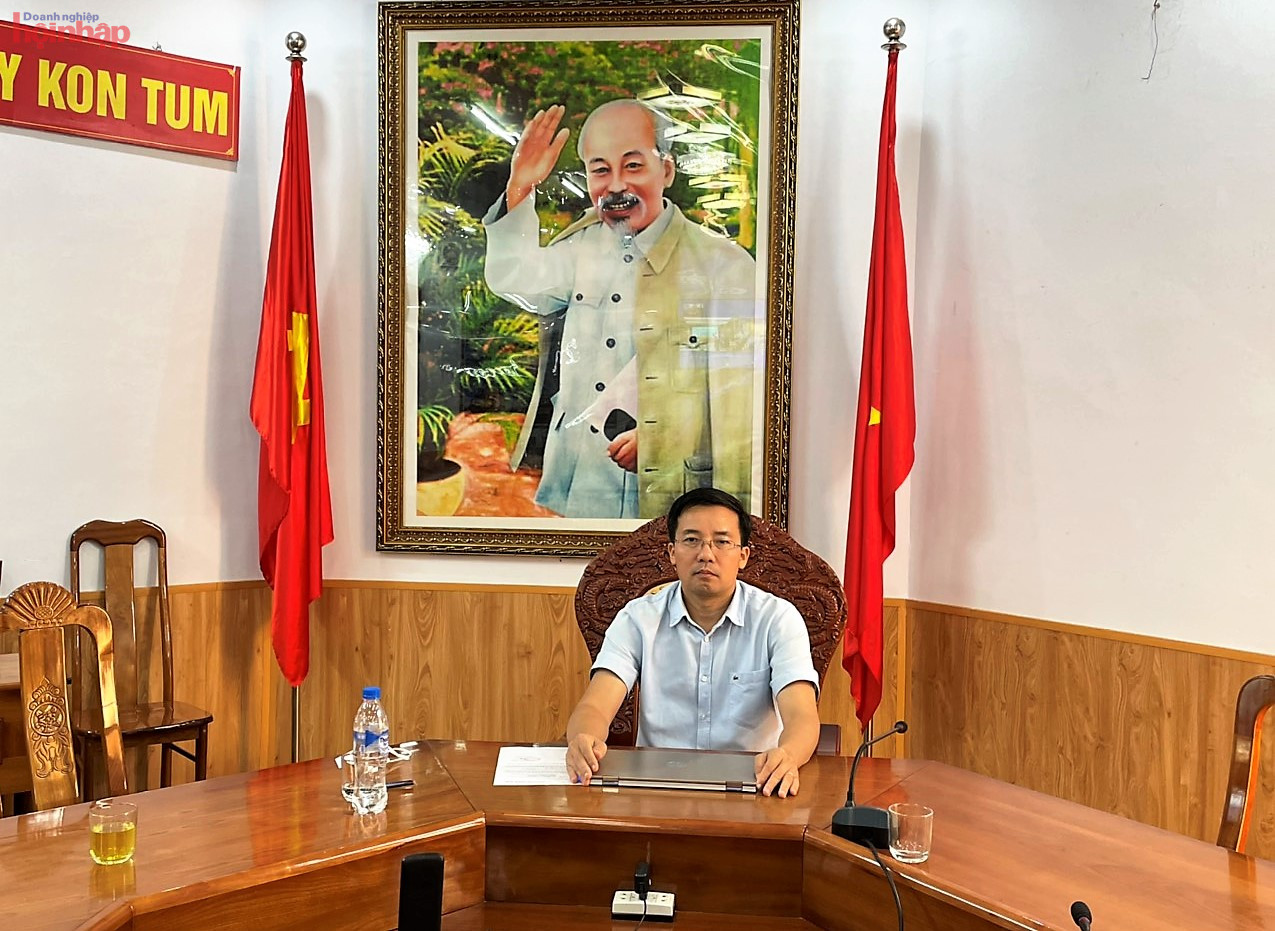 &amp;Ocirc;ng Nguyễn Thanh M&amp;acirc;n &amp;ndash; Chủ tịch UBND th&amp;agrave;nh phố Kon Tum chia sẻ với ph&amp;oacute;ng vi&amp;ecirc;n. (Ảnh Trọng T&amp;acirc;m).