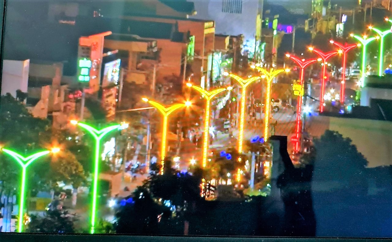 Ảnh minh Đến nay, hơn 90% c&amp;aacute;c tuyến đường tr&amp;ecirc;n địa b&amp;agrave;n th&amp;agrave;nh phố Kon Tum đ&amp;atilde; ho&amp;agrave;n th&amp;agrave;nh việc x&amp;acirc;y dựng hệ thống điện chiếu s&amp;aacute;ng v&amp;agrave; trồng hoa, c&amp;acirc;y cảnh. họa