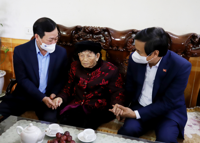 Chủ tịch UBND tỉnh Ph&amp;uacute; Thọ &amp;acirc;n cần thăm hỏi sức khỏe Mẹ Việt Nam anh h&amp;ugrave;ng Nguyễn Thị Phước ở phường V&amp;acirc;n Ph&amp;uacute;, th&amp;agrave;nh phố Việt Tr&amp;igrave;