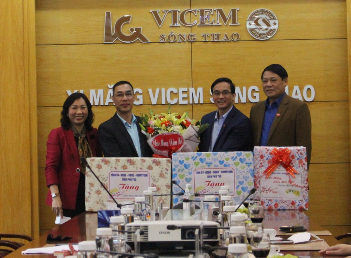 Chủ tịch Ủy ban MTTQ tỉnh Ph&amp;uacute; thọ v&amp;agrave; c&amp;aacute;c đại biểu tặng qu&amp;agrave; Tết cho C&amp;ocirc;ng ty cổ phần Xi măng Vicem S&amp;ocirc;ng Thao