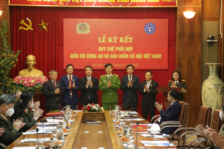 Thừa ủy quyền của Bộ trưởng Bộ C&amp;ocirc;ng an, Trung tướng Nguyễn Duy Ngọc trao Kỷ niệm chương &amp;ldquo;Bảo vệ an ninh Tổ quốc&amp;rdquo; của Bộ C&amp;ocirc;ng an cho 12 đồng ch&amp;iacute; thuộc BHXH Việt Nam.