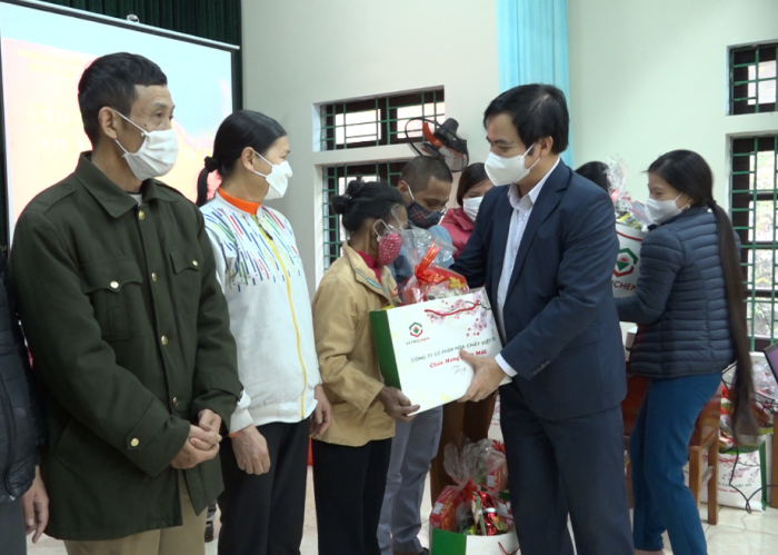 Ph&amp;oacute; Chủ tịch UBND tỉnh Ph&amp;uacute; Thọ- Nguyễn Thanh Hải trao tặng qu&amp;agrave; Tết cho c&amp;aacute;c gia đ&amp;igrave;nh c&amp;oacute; ho&amp;agrave;n cảnh kh&amp;oacute; khăn tại x&amp;atilde; Ph&amp;uacute; L&amp;acirc;m