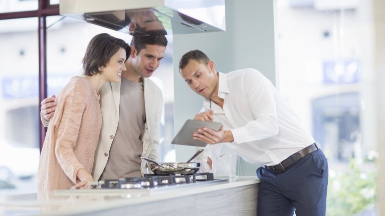 Nh&amp;acirc;n vi&amp;ecirc;n b&amp;aacute;n h&amp;agrave;ng vẫn c&amp;oacute; vai tr&amp;ograve; nhất định trong thế giới kỹ thuật số hiện nay