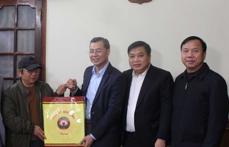 Thay mặt l&amp;atilde;nh đạo tỉnh, &amp;ocirc;ng Ng&amp;ocirc; Văn Tuấn, Uỷ vi&amp;ecirc;n BCH T.Ư Đảng, B&amp;iacute; thư Tỉnh ủy, Trưởng Đo&amp;agrave;n ĐBQH tỉnh thăm hỏi, tặng qu&amp;agrave; gia đ&amp;igrave;nh &amp;ocirc;ng Ho&amp;agrave;ng Văn Hon, nguy&amp;ecirc;n Ủy vi&amp;ecirc;n BCH T.Ư Đảng, nguy&amp;ecirc;n B&amp;iacute; thư Tỉnh ủy kh&amp;oacute;a XII, XIII.