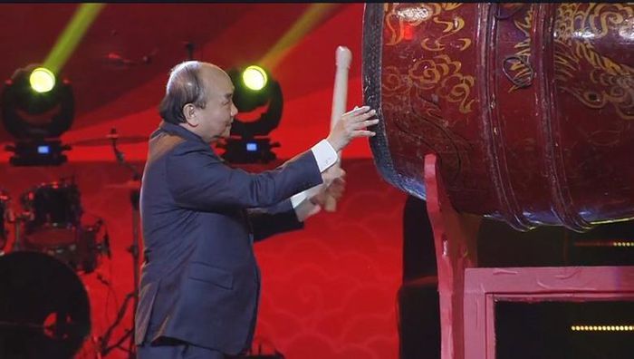 Chủ tịch nước Nguyễn Xu&amp;acirc;n Ph&amp;uacute;c đ&amp;aacute;nh trống khai hội