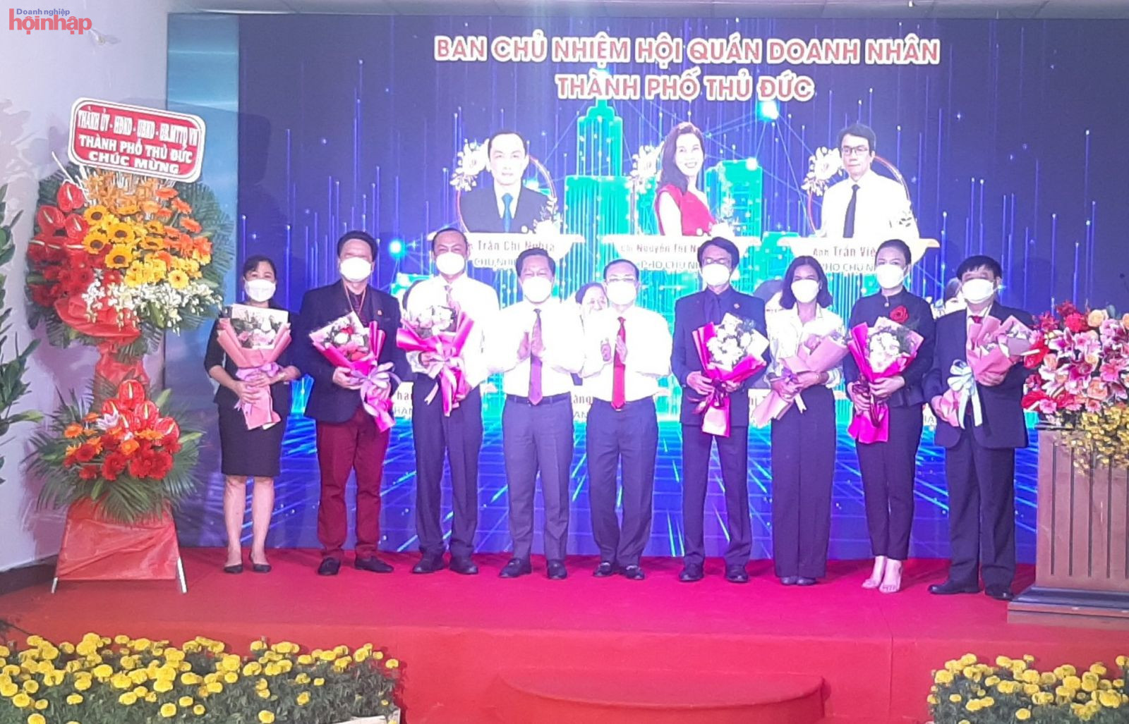 &amp;ocirc;ng Nguyễn Văn Hiếu - Ủy vi&amp;ecirc;n dự khuyết BCH Trung ương Đảng, Ủy vi&amp;ecirc;n BTV Th&amp;agrave;nh ủy Hồ Ch&amp;iacute; Minh, B&amp;iacute; thư Th&amp;agrave;nh ủy Th&amp;agrave;nh phố Thủ Đức (đứng thứ 4 từ tr&amp;aacute;i sang) tặng hoa ch&amp;uacute;c mừng c&amp;aacute;c th&amp;agrave;nh vi&amp;ecirc;n trong Ban Chủ nhiệm Hội qu&amp;aacute;n doanh nh&amp;acirc;n th&amp;agrave;nh phố Thủ Đức