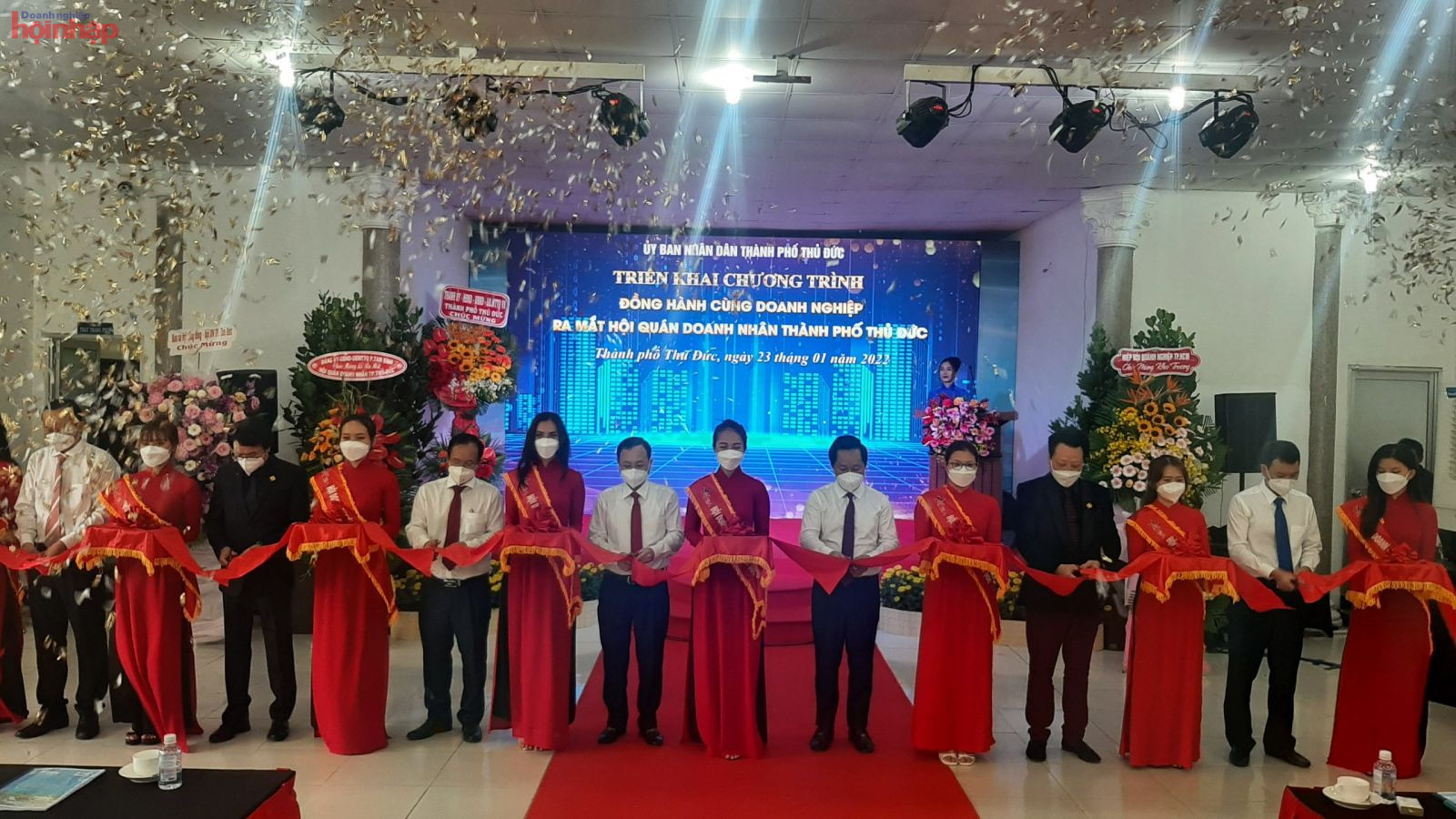L&amp;atilde;nh đạo Th&amp;agrave;nh ủy, UBND Th&amp;agrave;nh phố Thủ Đức v&amp;agrave; Hội Doanh nghiệp th&amp;aacute;nh phố Thủ Đức cắt băng ra mắt Hội qu&amp;aacute;n v&amp;agrave; phi&amp;ecirc;n giao thương x&amp;uacute;c tiến thương mại