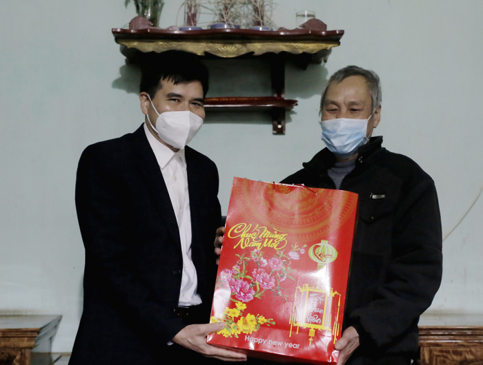 Ph&amp;oacute; Chủ tịch Thường trực HĐND tỉnh Ph&amp;uacute; Thọ- Dương Ho&amp;agrave;ng Hương tặng qu&amp;agrave; thương binh H&amp;agrave; Ngọc Thọ