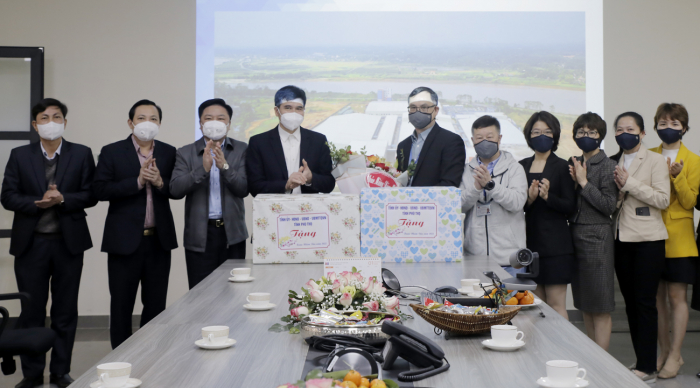 Ph&amp;oacute; Chủ tịch Thường trực HĐND tỉnh Ph&amp;uacute; Thọ tặng hoa, qu&amp;agrave; ch&amp;uacute;c mừng C&amp;ocirc;ng ty TNHH YIDA Việt Nam