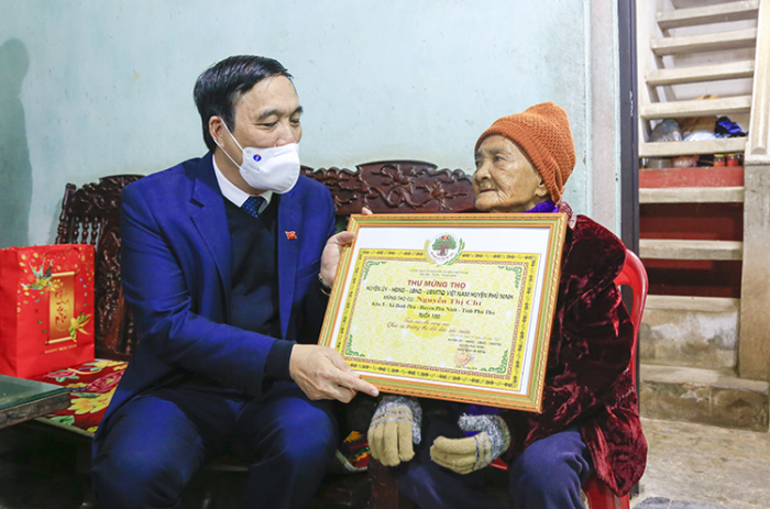 B&amp;iacute; thư Tỉnh ủy Ph&amp;uacute; Thọ- B&amp;ugrave;i Minh Ch&amp;acirc;u thăm, tặng qu&amp;agrave; v&amp;agrave; thư mừng thọ Mẹ Việt Nam Anh h&amp;ugrave;ng Nguyễn Thị Chỉ, khu 5, x&amp;atilde; B&amp;igrave;nh Ph&amp;uacute;, huyện Ph&amp;uacute; Ninh