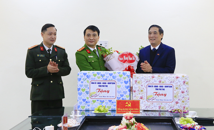 B&amp;iacute; thư Tỉnh ủy Ph&amp;uacute; Thọ tặng qu&amp;agrave; C&amp;ocirc;ng an huyện Ph&amp;ugrave; Ninh
