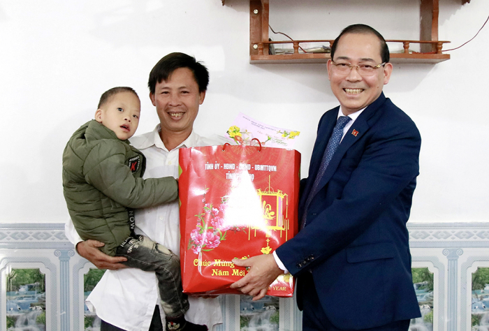 Ph&amp;oacute; Bí thư Thường trực Tỉnh ủy Ph&amp;uacute; Thọ- Hoàng Công Thủy trao quà Tết cho gia đ&amp;igrave;nh ch&amp;aacute;u Nguyễn Hữu Đức - trẻ em c&amp;oacute; ho&amp;agrave;n cảnh kh&amp;oacute; khăn ở khu 2, x&amp;atilde; Tề Lễ.