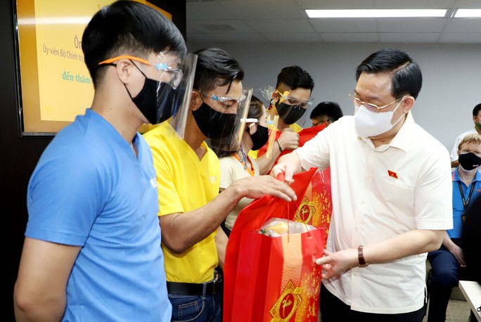 Chủ tịch Quốc hội tặng qu&amp;agrave; cho c&amp;ocirc;ng nh&amp;acirc;n C&amp;ocirc;ng ty Hoa N&amp;eacute;t