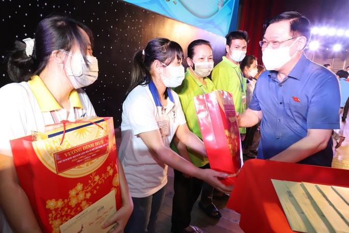 Chủ tịch Quốc hội tặng qu&amp;agrave; cho c&amp;ocirc;ng nh&amp;acirc;n B&amp;igrave;nh Dương tại chương tr&amp;igrave;nh
