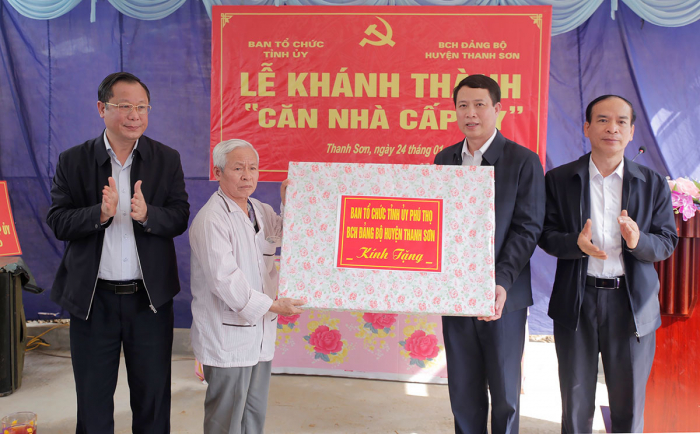Trưởng Ban Tổ chức Tỉnh ủy Ph&amp;uacute; Thọ- B&amp;ugrave;i Đ&amp;igrave;nh Thi tặng qu&amp;agrave; cho gia đ&amp;igrave;nh đảng vi&amp;ecirc;n Đinh Văn Chuyển