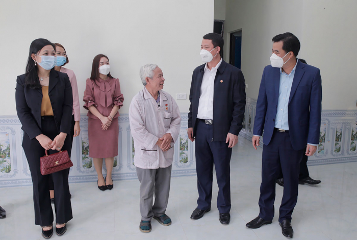 Trưởng Ban Tổ chức Tỉnh ủy Ph&amp;uacute; Thọ c&amp;ugrave;ng c&amp;aacute;c đại biểu tham quan căn nh&amp;agrave;