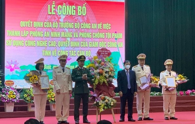 Chủ tịch UBND tỉnh H&amp;ograve;a B&amp;igrave;nh v&amp;agrave; l&amp;atilde;nh đạo Cục An ninh mạng (Bộ C&amp;ocirc;ng an) trao quyết định th&amp;agrave;nh lậpPh&amp;ograve;ng An ninh mạng v&amp;agrave; Ph&amp;ograve;ng, chống tội phạm sử dụng c&amp;ocirc;ng nghệ cao C&amp;ocirc;ng an tỉnh H&amp;ograve;a B&amp;igrave;nh.