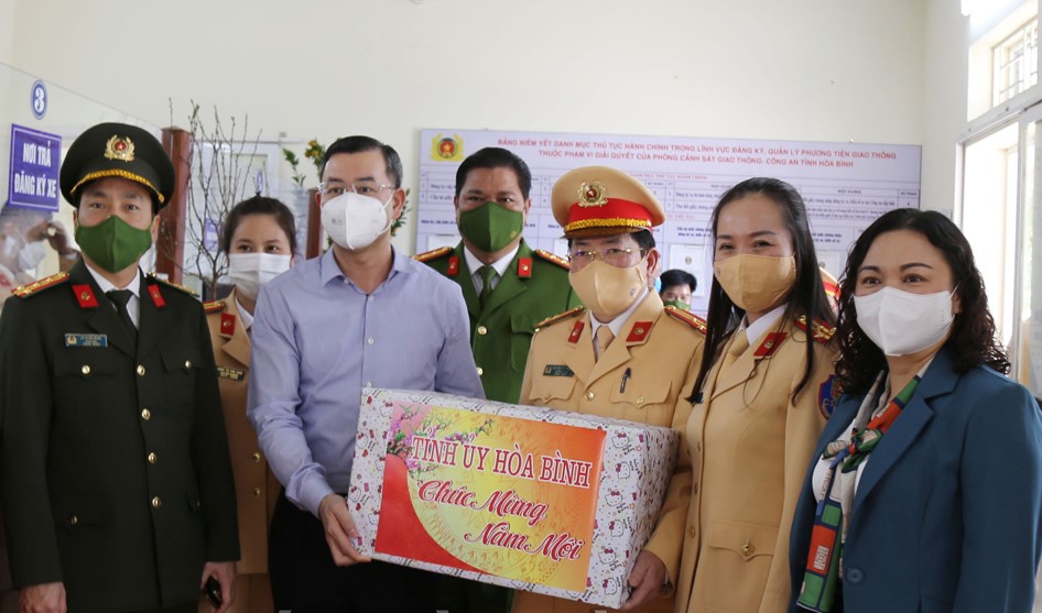 B&amp;iacute; thư Tỉnh ủy H&amp;ograve;a B&amp;igrave;nh Ng&amp;ocirc; Văn Tuấn, tặng qu&amp;agrave;, động vi&amp;ecirc;n lực lượng Cảnh s&amp;aacute;t giao th&amp;ocirc;ng C&amp;ocirc;ng an tỉnh.