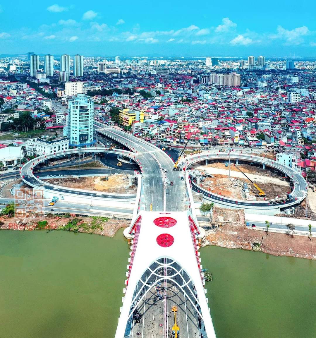 Biểu tượng Hoa Phượng tạo điểm nhấn cho Cầu R&amp;agrave;o 1