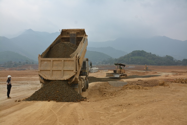 Những ng&amp;agrave;y gi&amp;aacute;p Tết, c&amp;aacute;c đơn vị thi c&amp;ocirc;ng tập trung phương tiện gấp r&amp;uacute;t ho&amp;agrave;n th&amp;agrave;nh c&amp;aacute;c hạng mục c&amp;ocirc;ng tr&amp;igrave;nh tạo đ&amp;agrave; cho năm mới 2022.