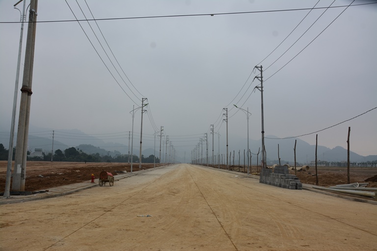 Đường trục ch&amp;iacute;nh rộng 36 m&amp;eacute;t, c&amp;oacute; hệ thống đ&amp;egrave;n chiếu s&amp;aacute;ng đ&amp;atilde; cơ bản ho&amp;agrave;n th&amp;agrave;nh