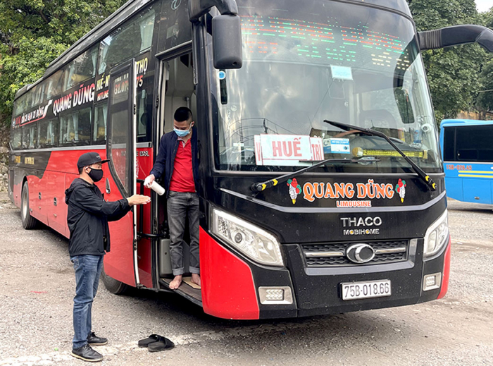 C&amp;aacute;c nh&amp;agrave; xe tại Bến xe kh&amp;aacute;ch Việt Tr&amp;igrave; (Ph&amp;uacute; Thọ) đều trang bị nước s&amp;aacute;t khuẩn, khẩu trang phục vụ vận chuyển h&amp;agrave;nh kh&amp;aacute;ch, đảm bảo an to&amp;agrave;n ph&amp;ograve;ng, chống dịch bệnh COVID-19
