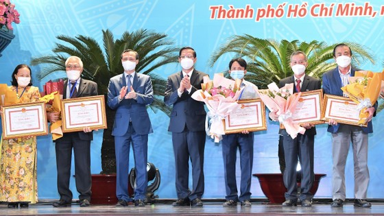 Chủ tịch UBND TPHCM Phan Văn M&amp;atilde;i: Mong kiều b&amp;agrave;o hiến kế, đầu tư để TPHCM ph&amp;aacute;t triển sau đại dịch ảnh 4