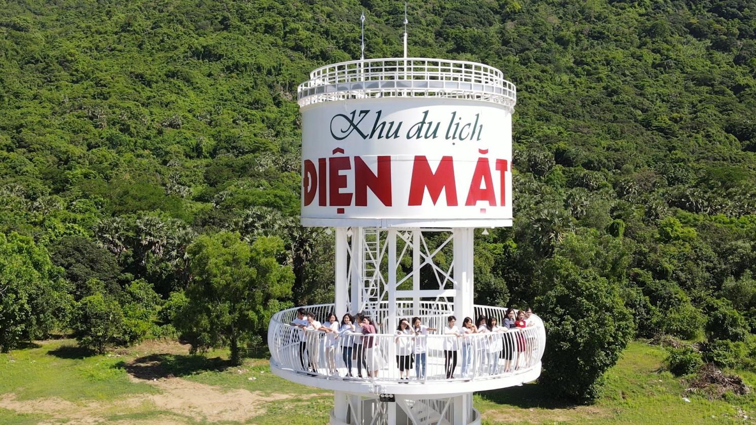 Kh&amp;aacute;ch đo&amp;agrave;n học sinh - sinh vi&amp;ecirc;n ngắm thảo nguy&amp;ecirc;n xanh từ tr&amp;ecirc;n cao