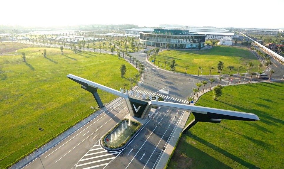 Nếu như trước đây các doanh nghiệp nước ngoài xuất hiện chủ yếu trong danh sách các tập đoàn lãi tỷ USD ở Việt Nam thì các năm gần đây xuất hiện thêm các doanh nghiệp hàng đầu trong nước, đặc biệt là khối tư nhân. Nếu như trước đây các doanh nghiệp nước ngoài xuất hiện chủ yếu trong danh sách các tập đoàn lãi tỷ USD ở Việt Nam thì các năm gần đây xuất hiện thêm các doanh nghiệp hàng đầu trong nước, đặc biệt là khối tư nhân.