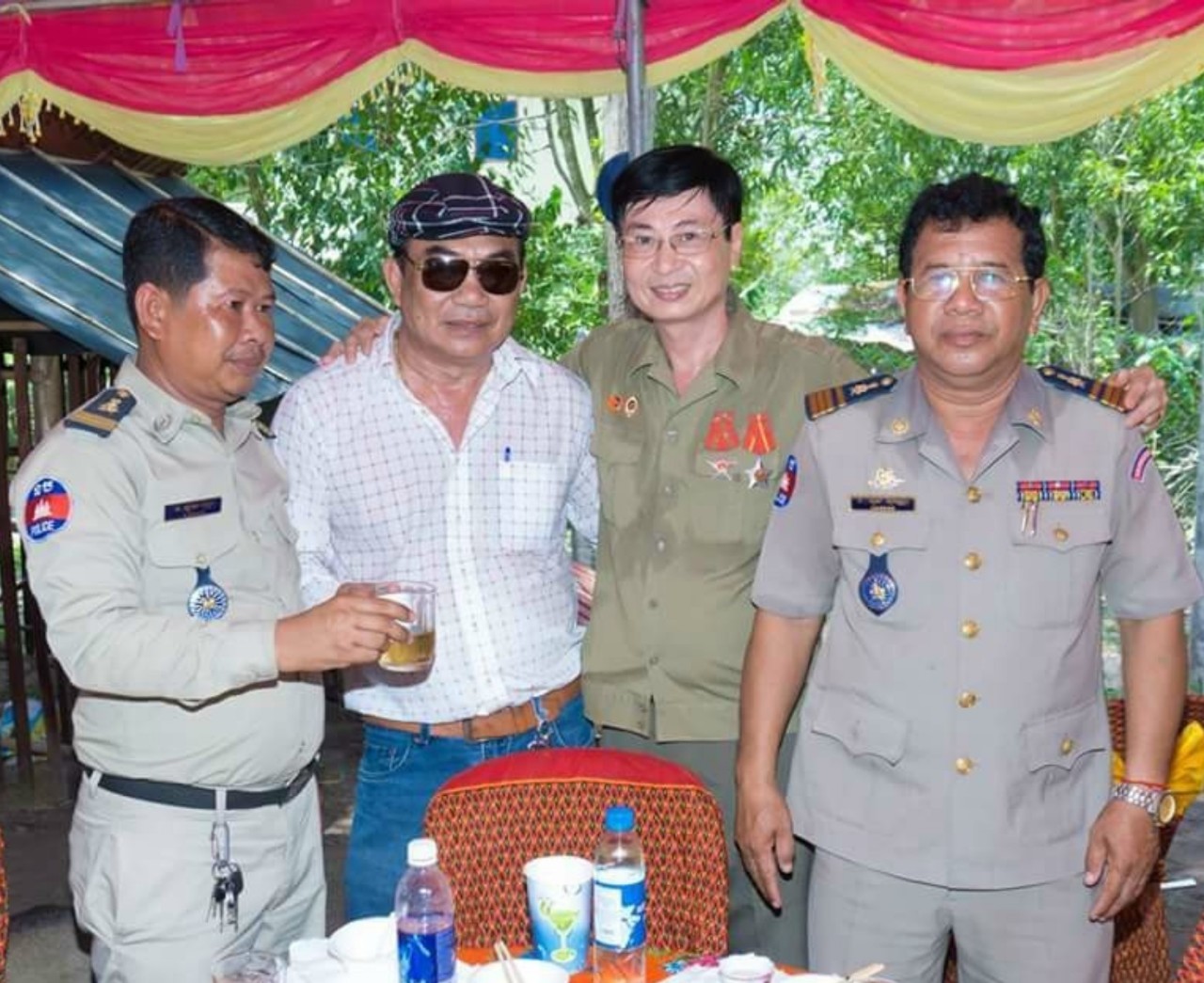 T&amp;igrave;nh hữu nghị thi&amp;ecirc;ng li&amp;ecirc;ng được vun đắp bằng xương m&amp;aacute;u  của c&amp;aacute;c cựu qu&amp;acirc;n nh&amp;acirc;n t&amp;igrave;nh nguyện Việt Nam tại chiến trường Campuchia. Ảnh chụp kỷ niệm khi &amp;ocirc;ng Trung đi về chiến trường xưa b&amp;ecirc;n Campuchia.