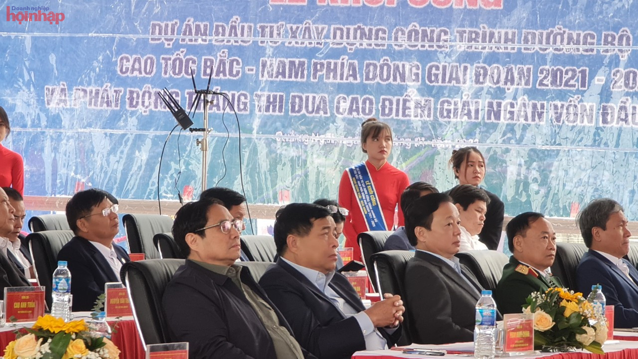 Thủ tướng Ch&amp;iacute;nh phủ Phạm Minh Ch&amp;iacute;nh đ&amp;atilde; dự chỉ đạo v&amp;agrave; ph&amp;aacute;t lệnh khởi c&amp;ocirc;ng Dự &amp;aacute;n đầu tư x&amp;acirc;y dựng c&amp;ocirc;ng tr&amp;igrave;nh đường bộ cao tốc Bắc-Nam ph&amp;iacute;a Đ&amp;ocirc;ng giai đoạn 2021-2025 v&amp;agrave; ph&amp;aacute;t động Th&amp;aacute;ng thi đua cao điểm giải ng&amp;acirc;n vốn đầu tư c&amp;ocirc;ng do Bộ Giao th&amp;ocirc;ng vận tải c&amp;ugrave;ng 12 địa phương c&amp;oacute; dự &amp;aacute;n đi qua.