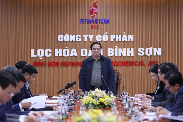 Thủ tướng v&amp;agrave; đo&amp;agrave;n c&amp;ocirc;ng t&amp;aacute;c thăm, l&amp;agrave;m việc với C&amp;ocirc;ng ty Lọc h&amp;oacute;a dầu B&amp;igrave;nh Sơn ( BSR)