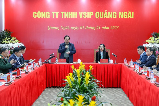 C&amp;ugrave;ng ng&amp;agrave;y, Thủ tướng l&amp;agrave;m việc với Khu c&amp;ocirc;ng nghiệp VSIP Quảng Ng&amp;atilde;i tại x&amp;atilde; Tịnh Phong, huyện Sơn Tịnh ( tỉnh Quảng Ng&amp;atilde;i)