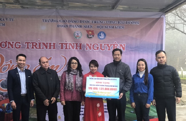 TS. Trần B&amp;aacute; Ki&amp;ecirc;n &amp;ndash; Ph&amp;oacute; B&amp;iacute; thư Đảng ủy, Hiệu trưởng nh&amp;agrave; trường (Người thứ 3 b&amp;ecirc;n phải) trao biểu trưng ủng hộ cho BGH trường Mầm non Y T&amp;yacute;