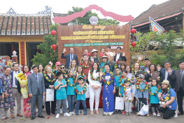 Ngay s&amp;aacute;ng 1/1, 34 người thuộc đo&amp;agrave;n kh&amp;aacute;ch du lịch từ M&amp;ocirc;ng Cổ đ&amp;atilde; &amp;lsquo;x&amp;ocirc;ng đất&amp;rsquo; TP Hội An. Lượng kh&amp;aacute;ch quốc tế vượt trội so với lượng kh&amp;aacute;ch nội địa được xem l&amp;agrave; t&amp;iacute;n hiệu đ&amp;aacute;ng mừng cho du lịch Quảng Nam.