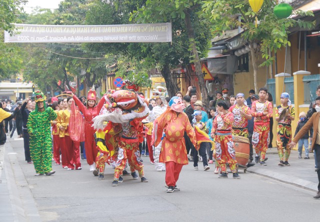 Theo th&amp;ocirc;ng lệ h&amp;agrave;ng năm, cứ v&amp;agrave;o s&amp;aacute;ng mồng 1 Tết dương lịch, ch&amp;iacute;nh quyền th&amp;agrave;nh phố Hội An tổ chức Lễ đ&amp;oacute;n đo&amp;agrave;n kh&amp;aacute;ch quốc tế đầu ti&amp;ecirc;n đến tham quan.