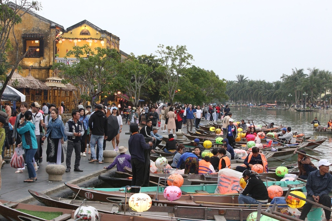 T&amp;iacute;n hiệu t&amp;iacute;ch cực từ c&amp;aacute;c đo&amp;agrave;n kh&amp;aacute;ch nước ngo&amp;agrave;i đến Hội An v&amp;agrave;o ng&amp;agrave;y đầu năm mới cho thấy một kịch bản lạc quan hơn về phục hồi v&amp;agrave; ph&amp;aacute;t triển du lịch trong thời gian đến.