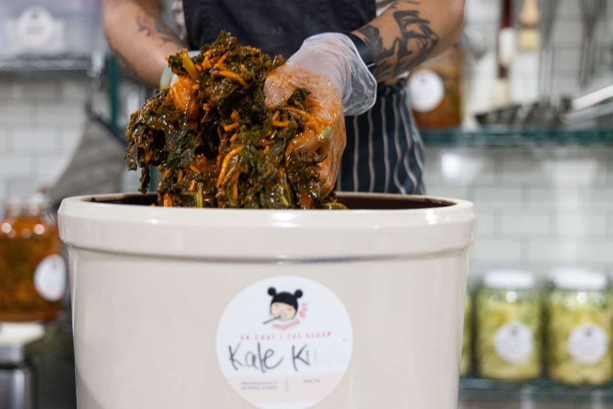 Thủy Phạm trộn kim chi cải xoăn   (Nguồn pdx.eater.com)