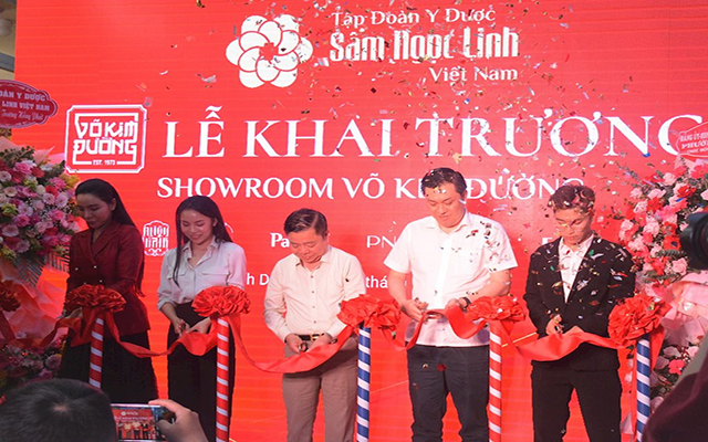 Đại biểu thực hiện nghi thức cắt băng khai trương showroom V&amp;otilde; Kim Đường chi nh&amp;aacute;nh Dĩ An, tỉnh B&amp;igrave;nh Dương