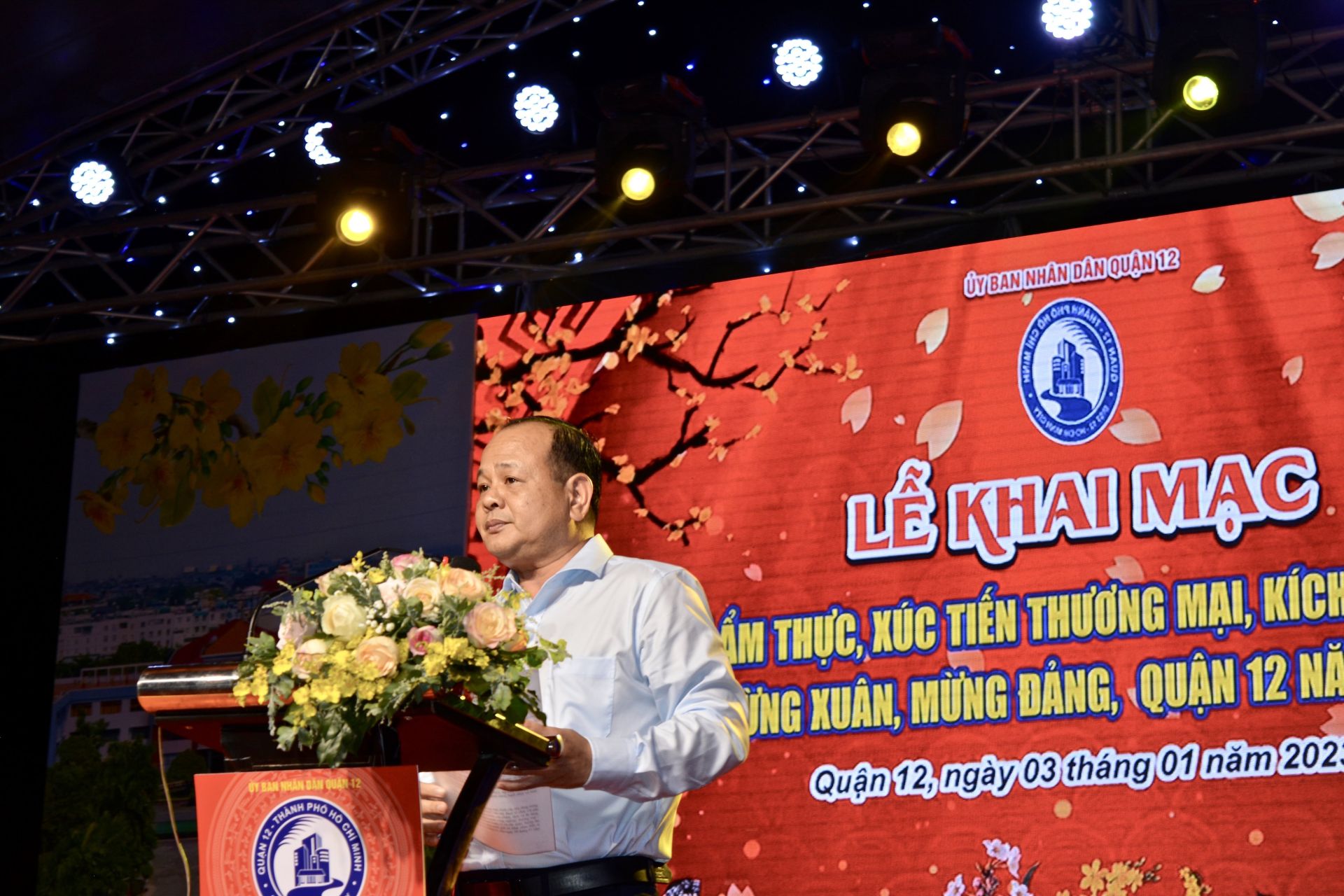 Ph&amp;oacute; chủ tịch UBND Quận 12.  Nguyễn Minh Ch&amp;aacute;nh  ph&amp;aacute;t biểu trong lễ khai mạc
