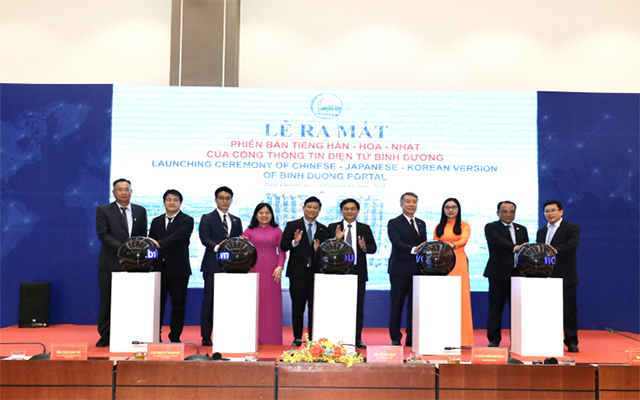 Đại biểu thực hiện nghi thức ra mắt Phi&amp;ecirc;n bản tiếng H&amp;agrave;n - Hoa - Nhật của Cổng Th&amp;ocirc;ng tin điện tử B&amp;igrave;nh Dương